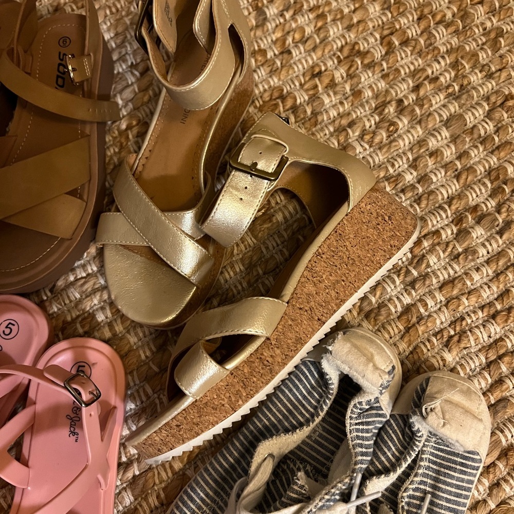 Women’s or big girls summer shoe sandals bundle. Size 6 - Picture 4 of 5